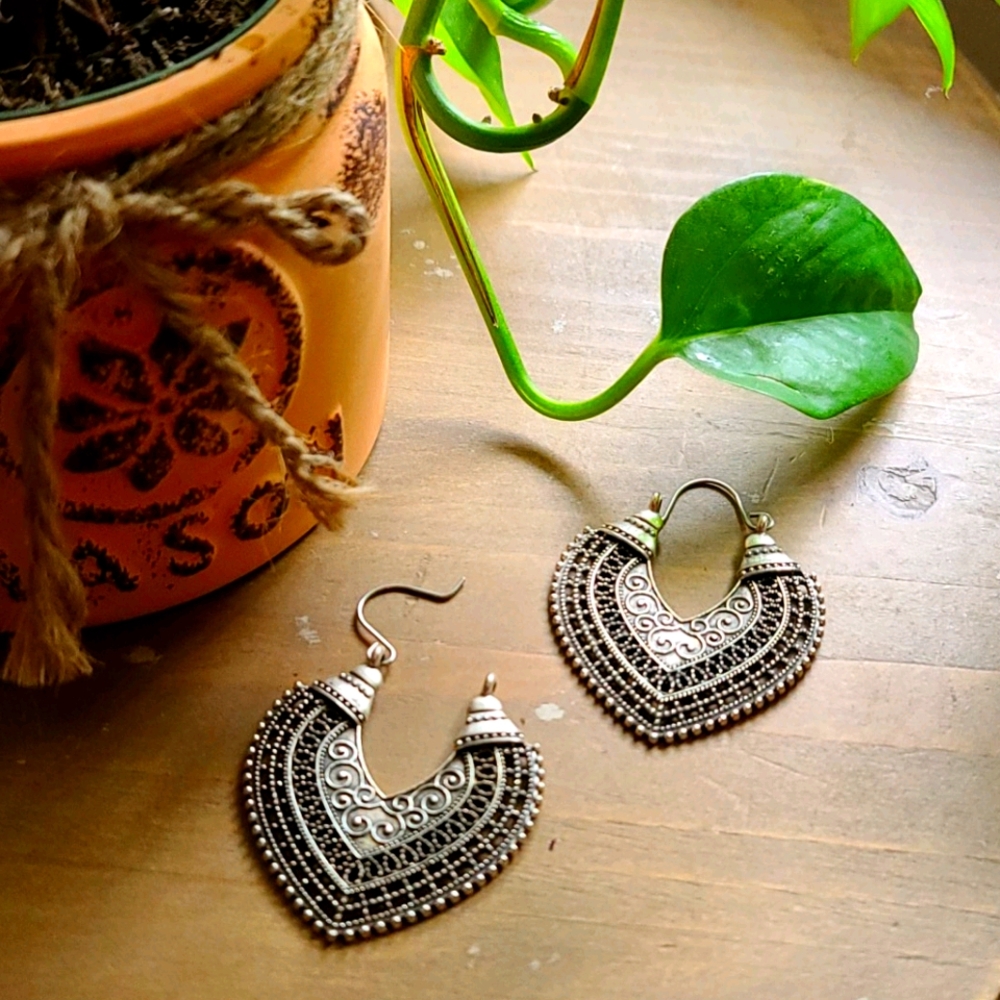 🖤New Vintage Hollow out heart earrings Silver